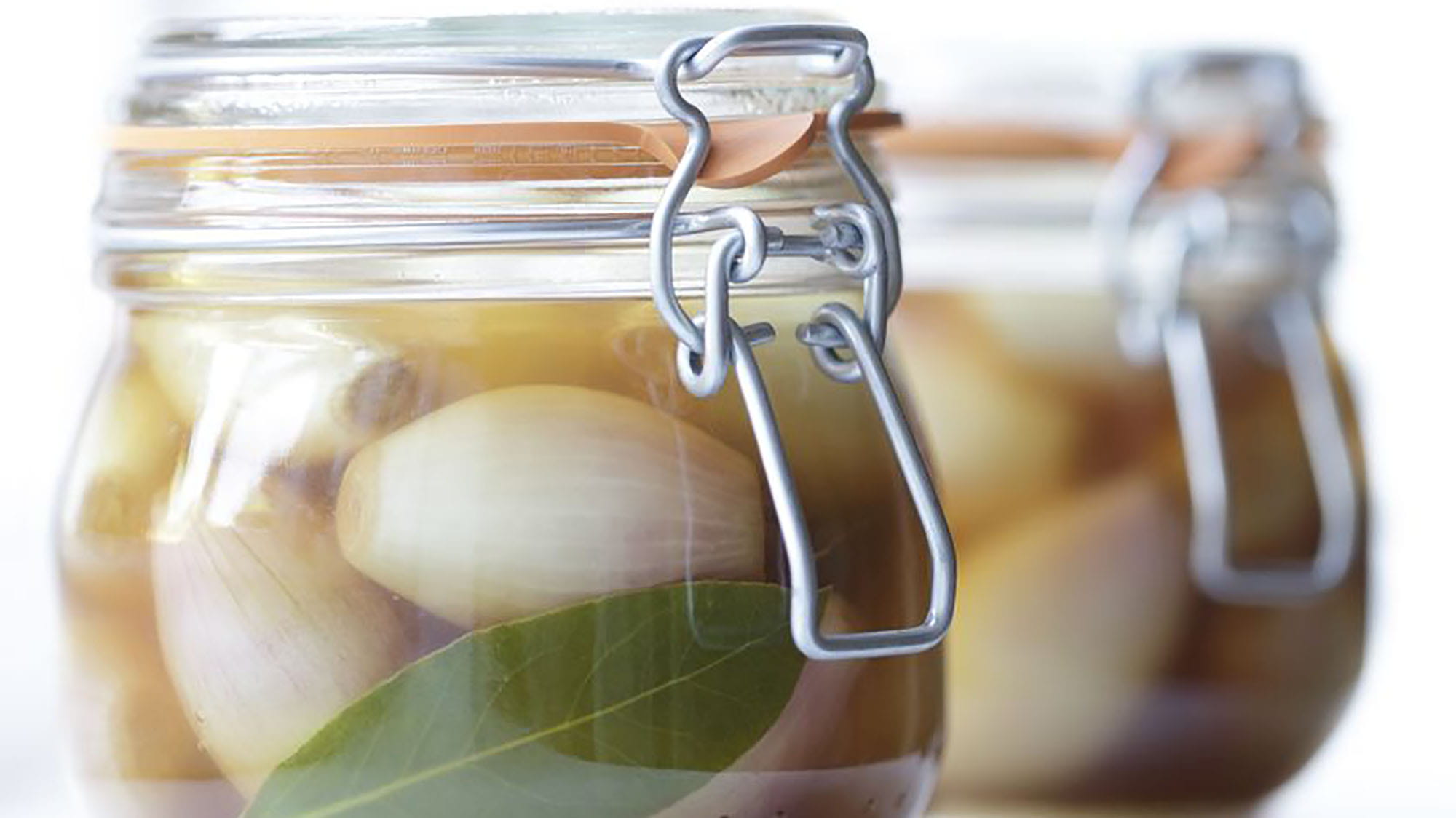 Złocista cebula szalotka w zalewie