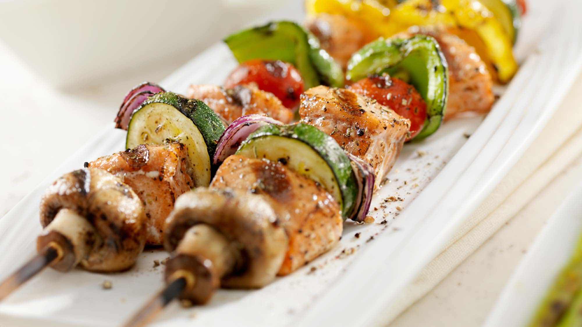 Szaszłyki na grilla mięsno-grzybowe