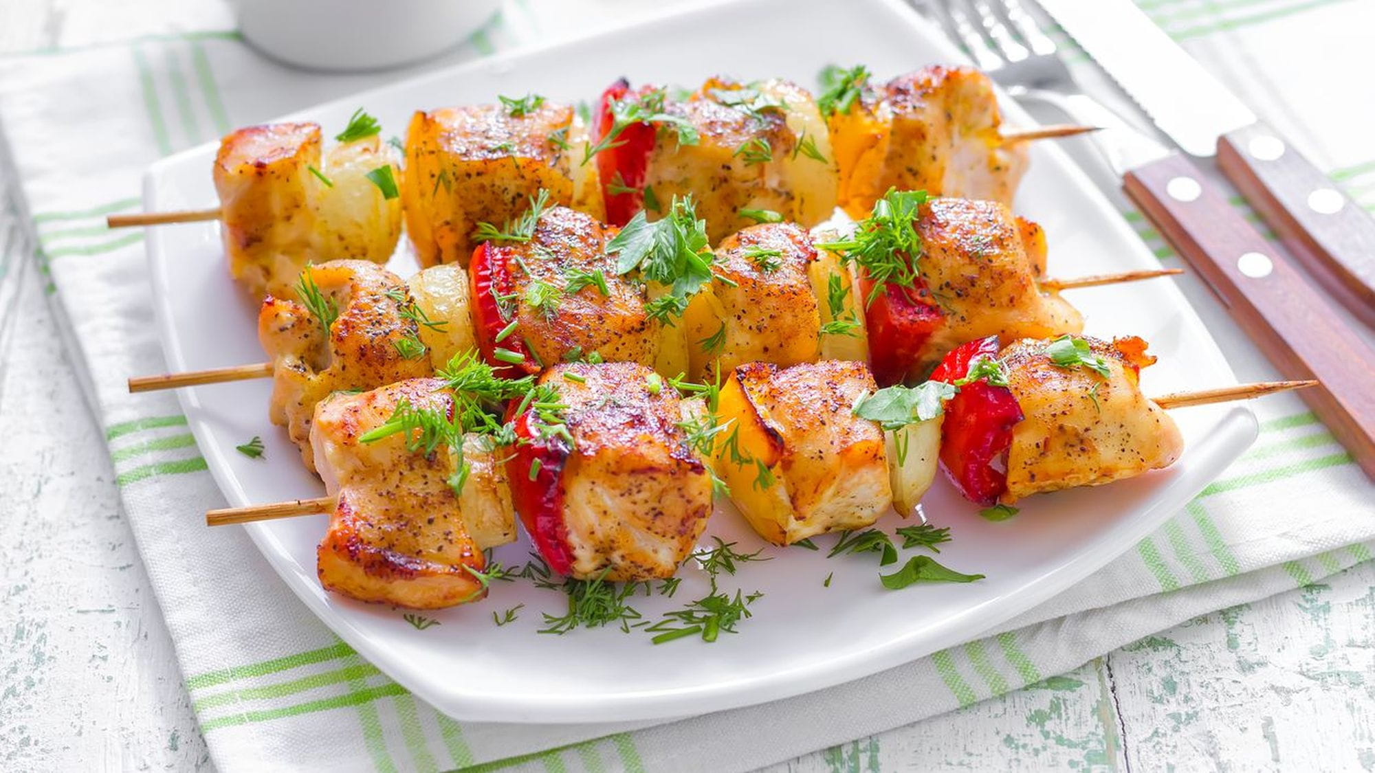 Szaszłyki z indyka z sosem cytrynowym z melisą