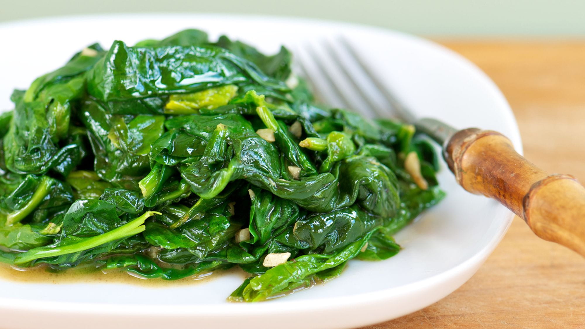 Szpinak z suszonymi pomidorami - przepis Kamis