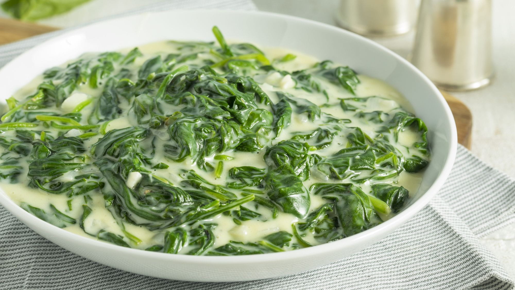 Szpinak z suszonymi pomidorami i serem - przepis Kamis