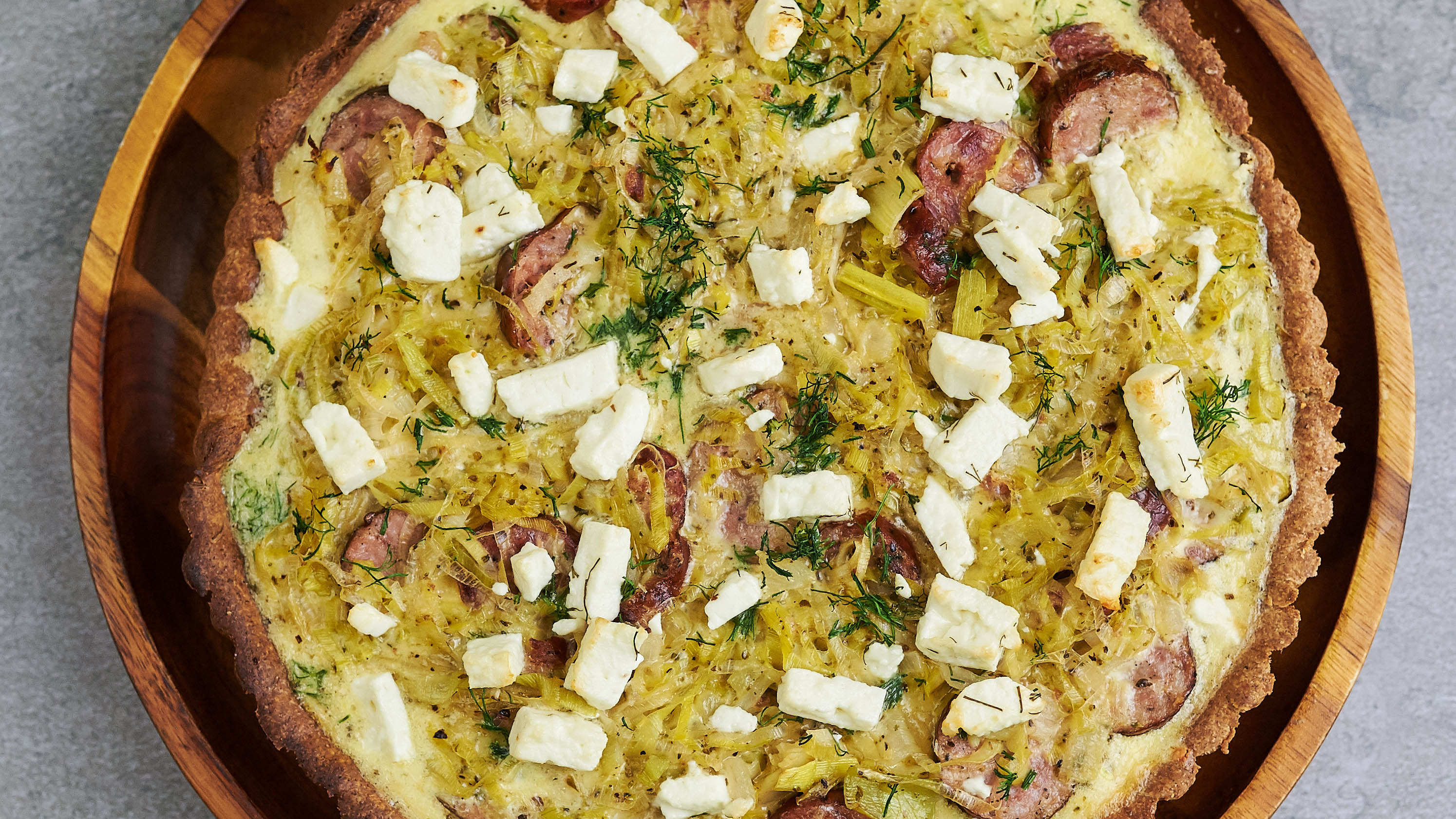 Tarta z kiełbasą i porem - Kamis.pl