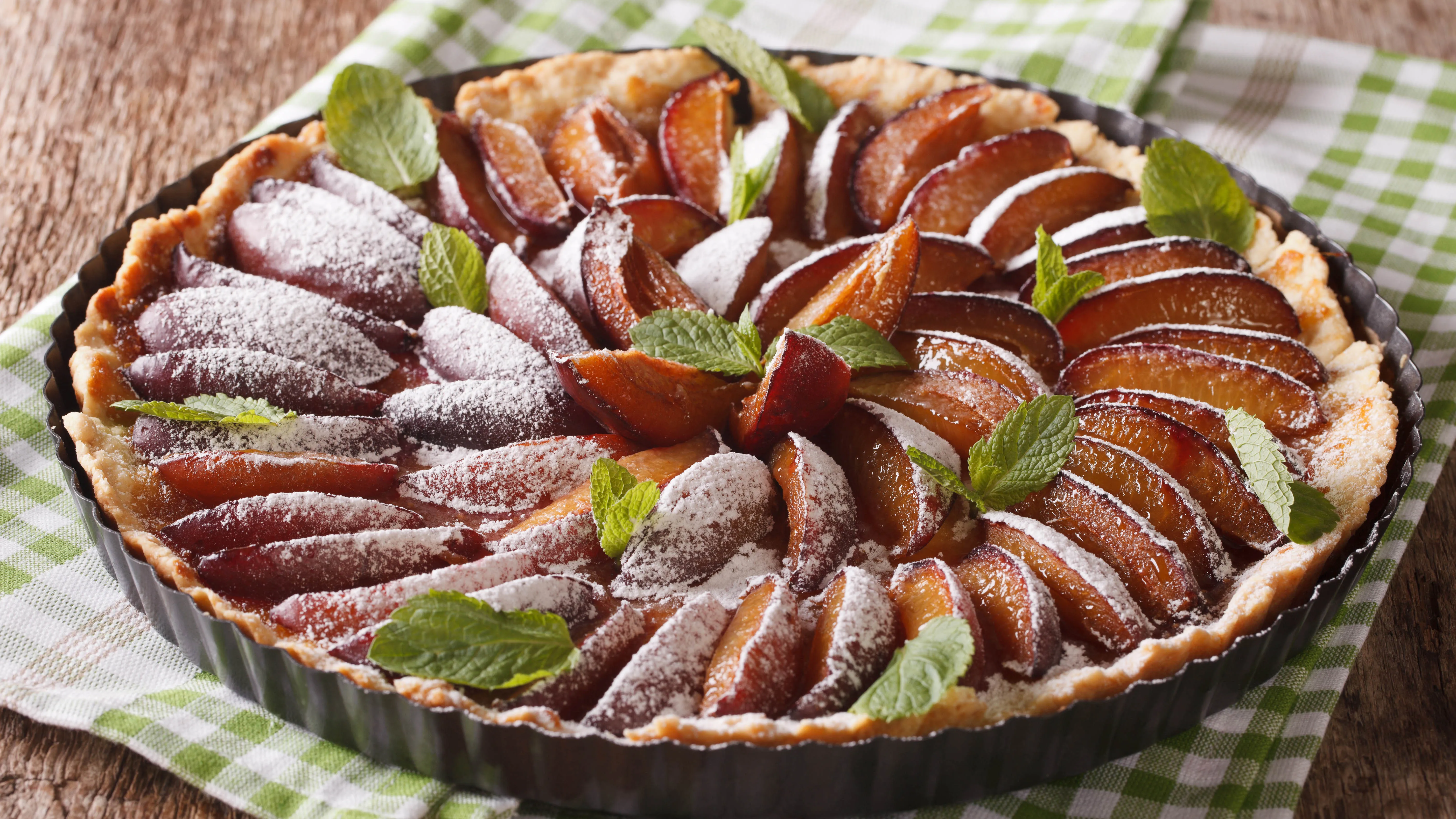 Tarta ze śliwkami i bezą - przepis Kamis