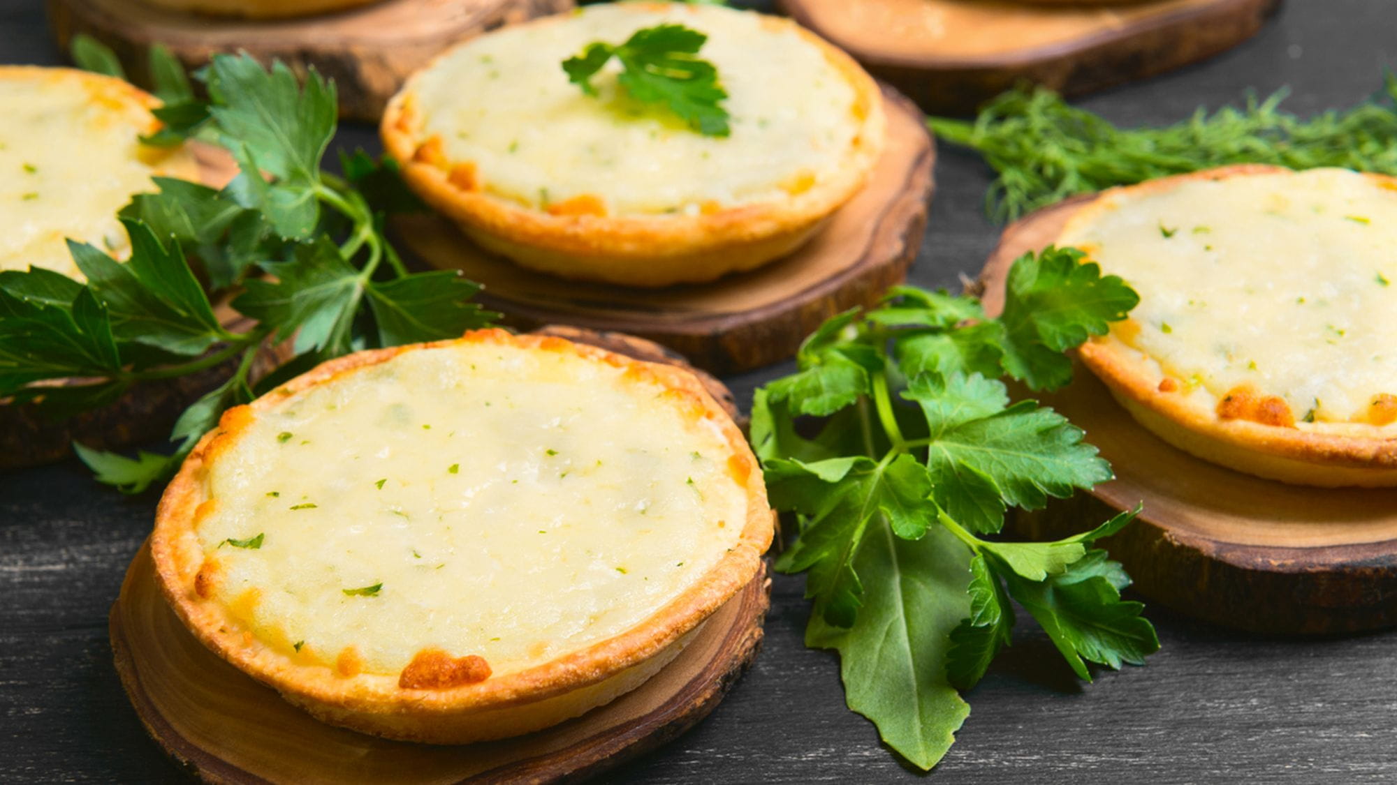 Tartoletki z pomidorami i mozzarellą - przepis Kamis 