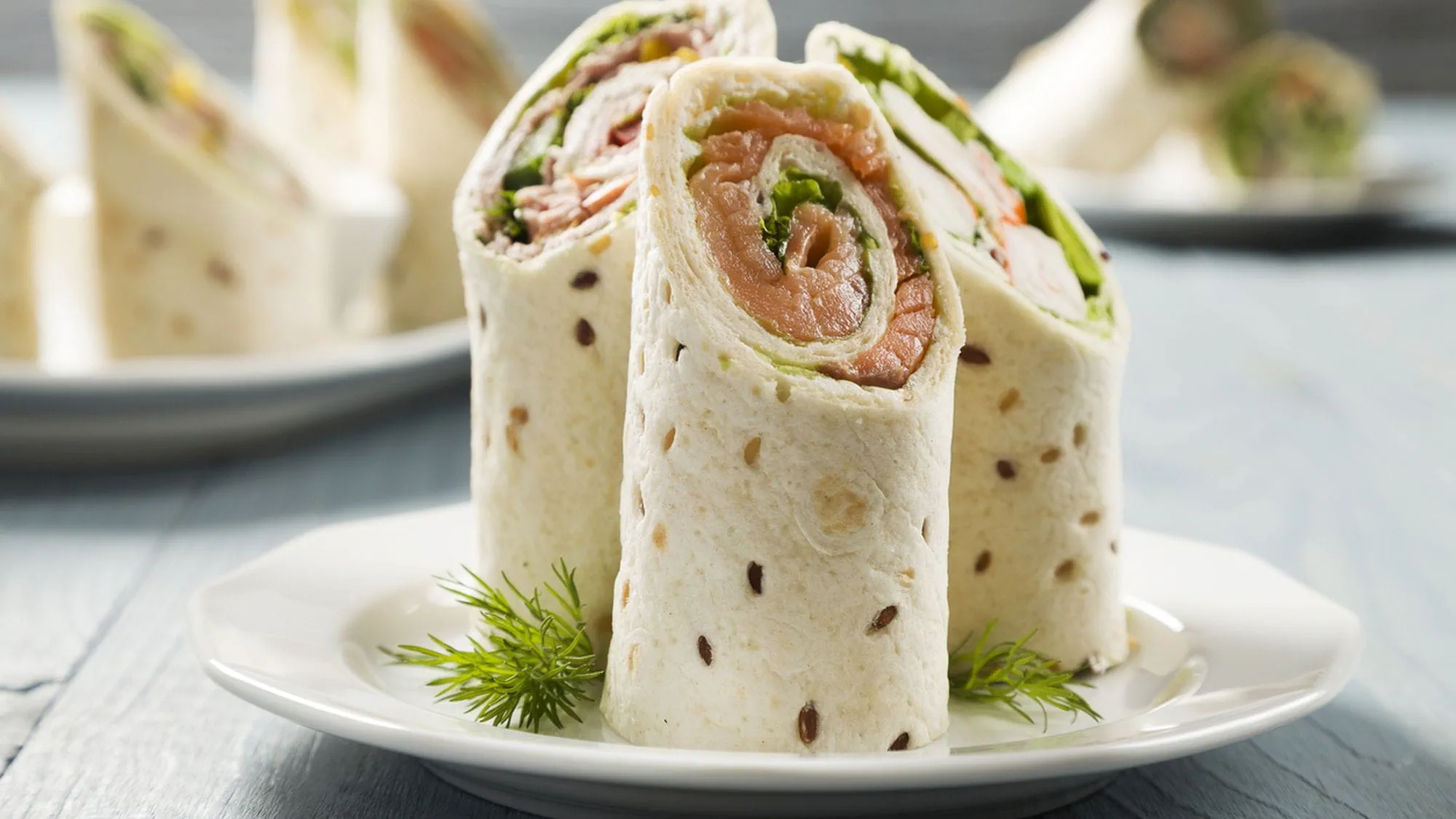 Tortilla z łososiem i awokado - przepis Kamis