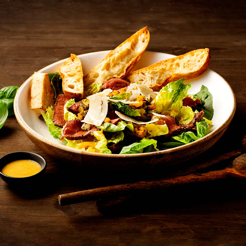 Cezar z polędwicą i orzechowym winegretem - przepis Kamis