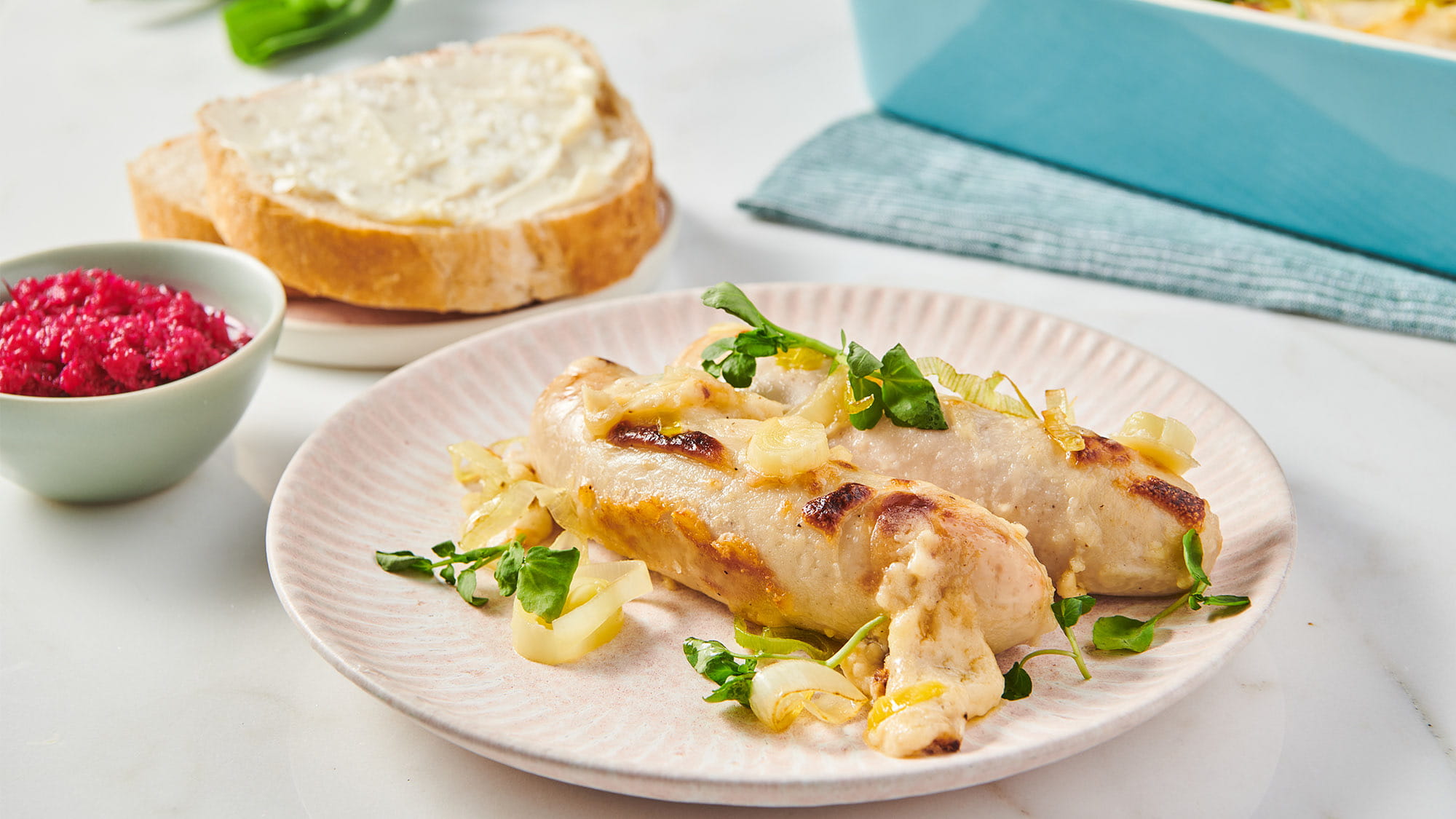 baked_white_sausage_in_leek_76886_2000x1125
