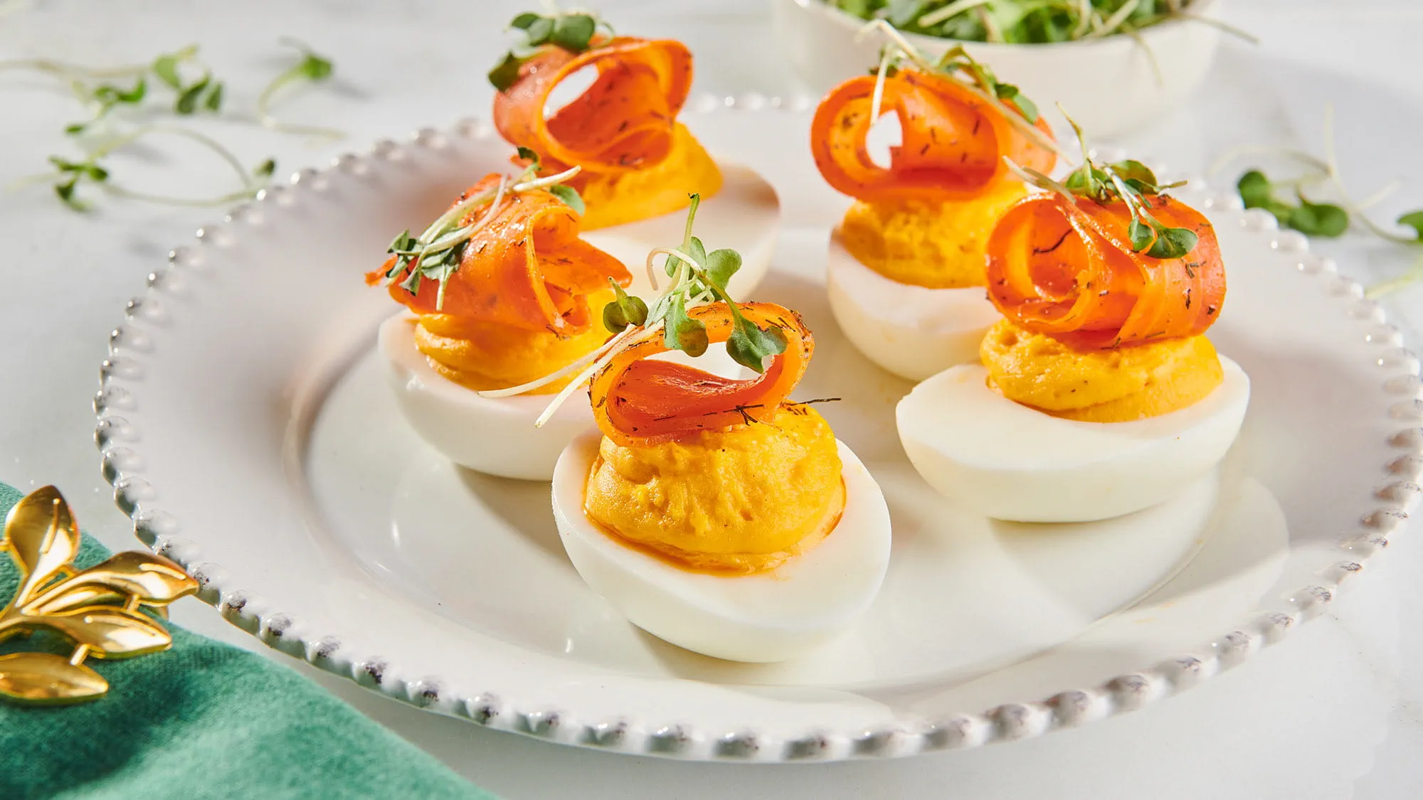 eggs_with_pickled_carrots_76411_2000x1125