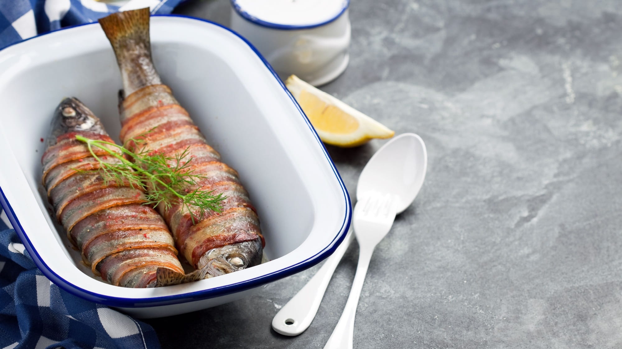 Pstrąg pieczony w boczku