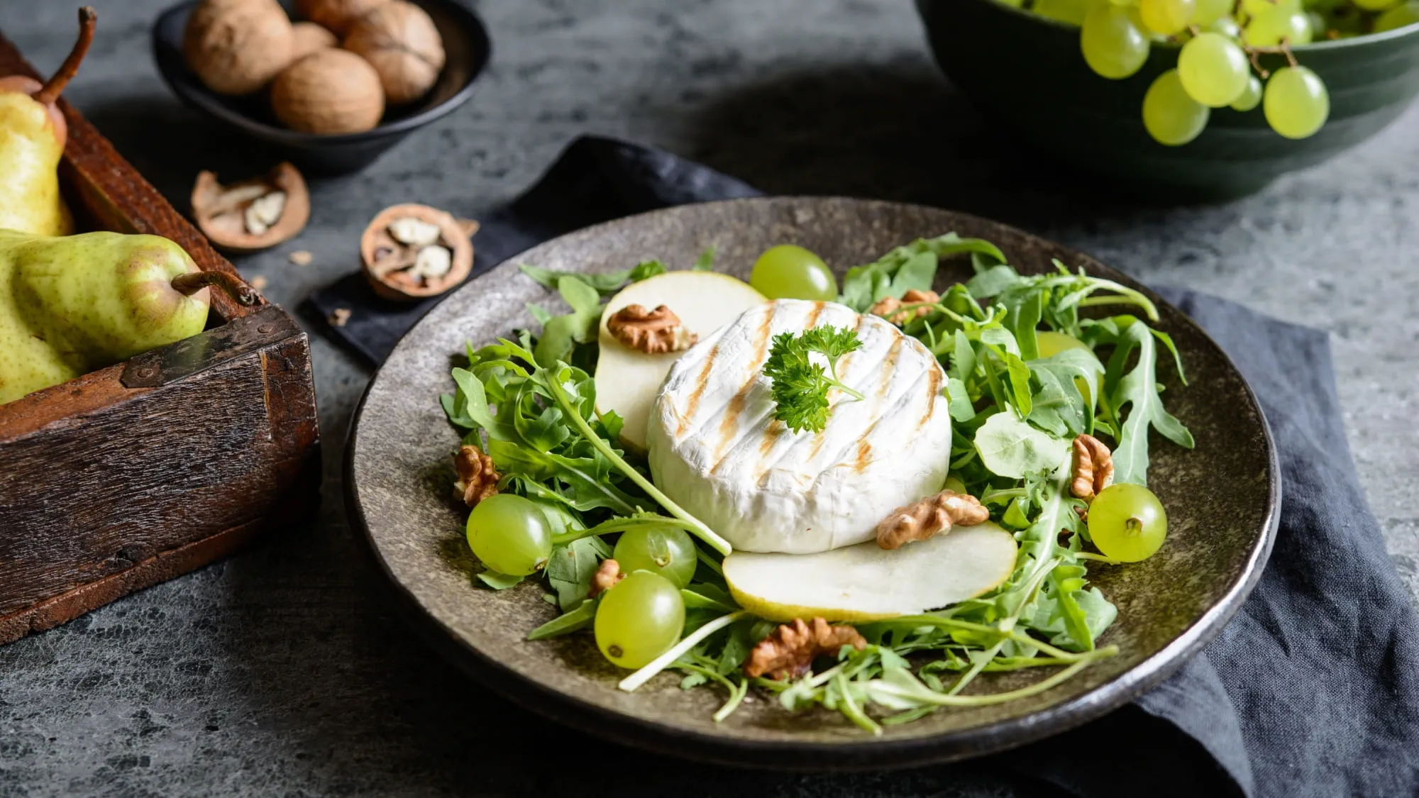 salatka-z-gruszka-winogronami-i-serem-brie-3