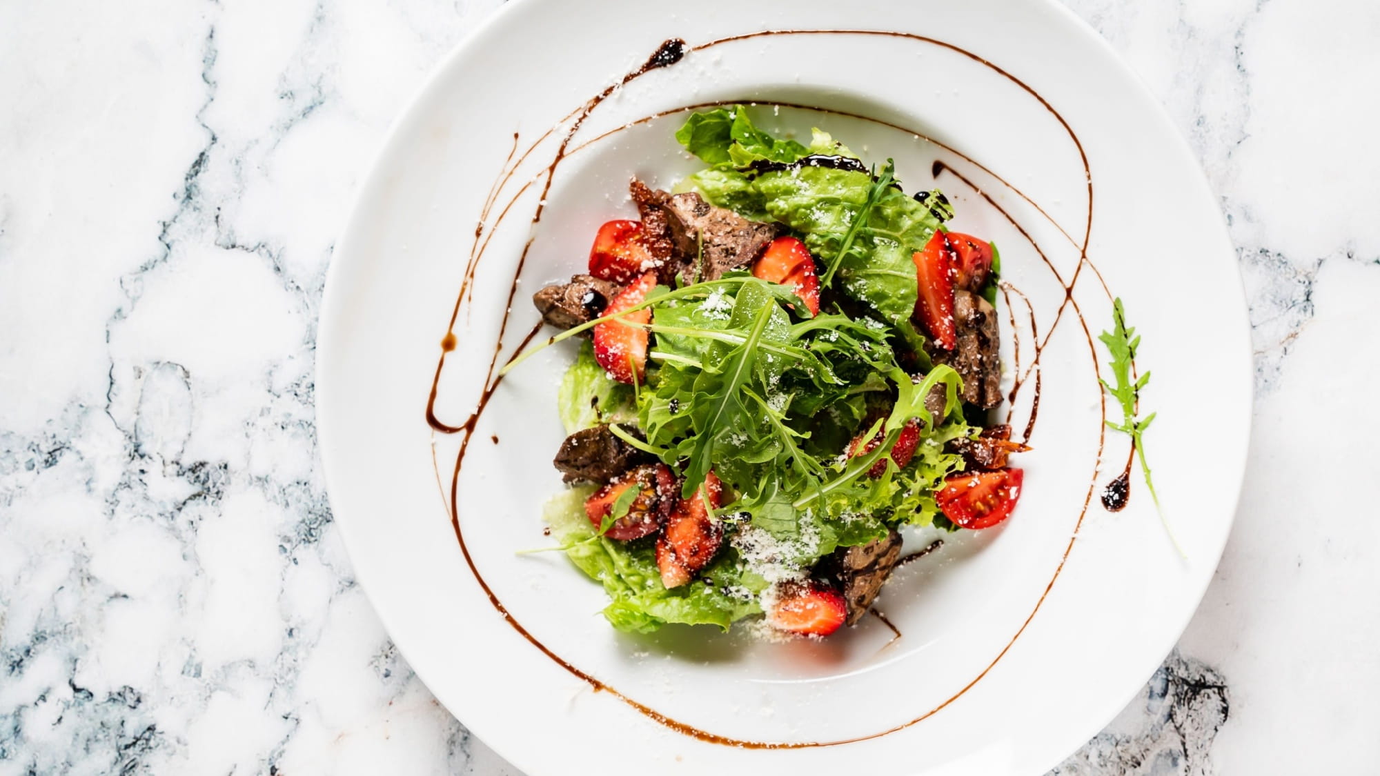 salatka-z-kaczka-i-truskawkami-3