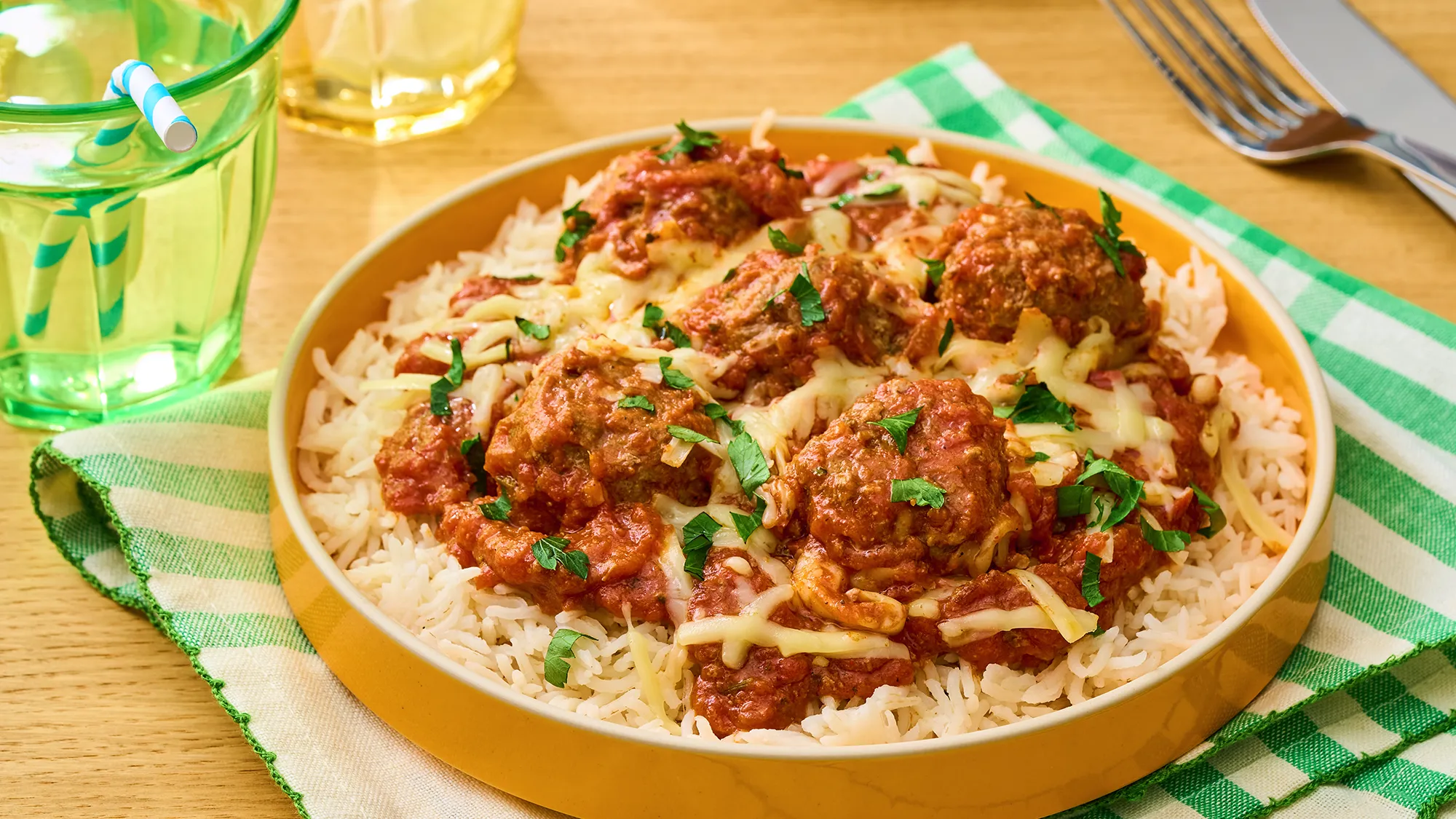 Klopsiki w kremowym sosie pomidorowym z ziołami 