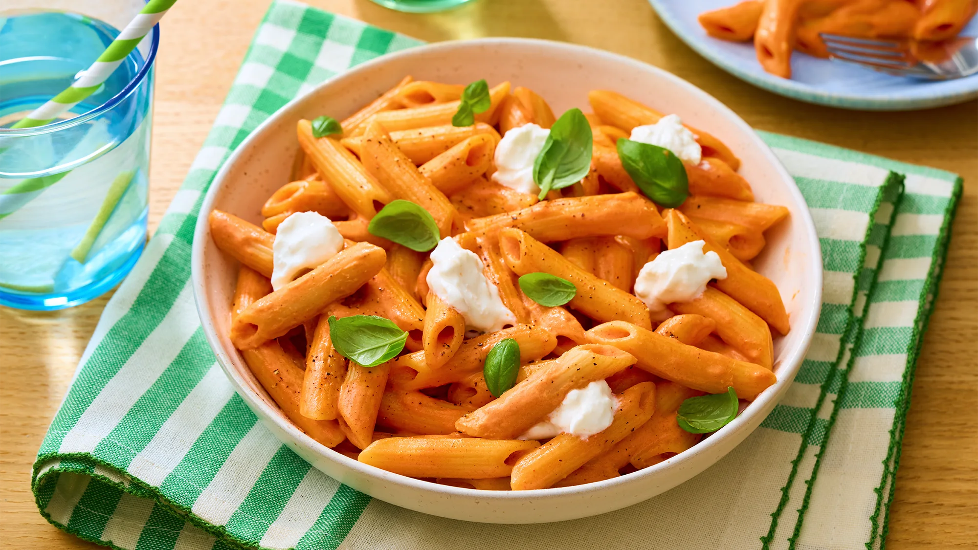 Penne w aksamitnym sosie pomidorowym z mozzarellą