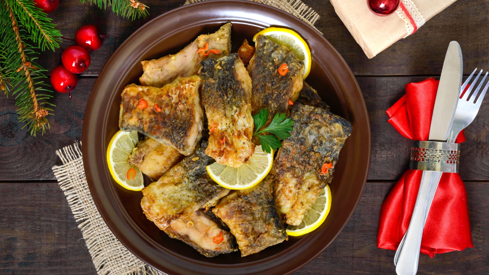 karp-z-sosem-maslano-cytrynowym-z-czerwonym-pieprzem-2000x1125