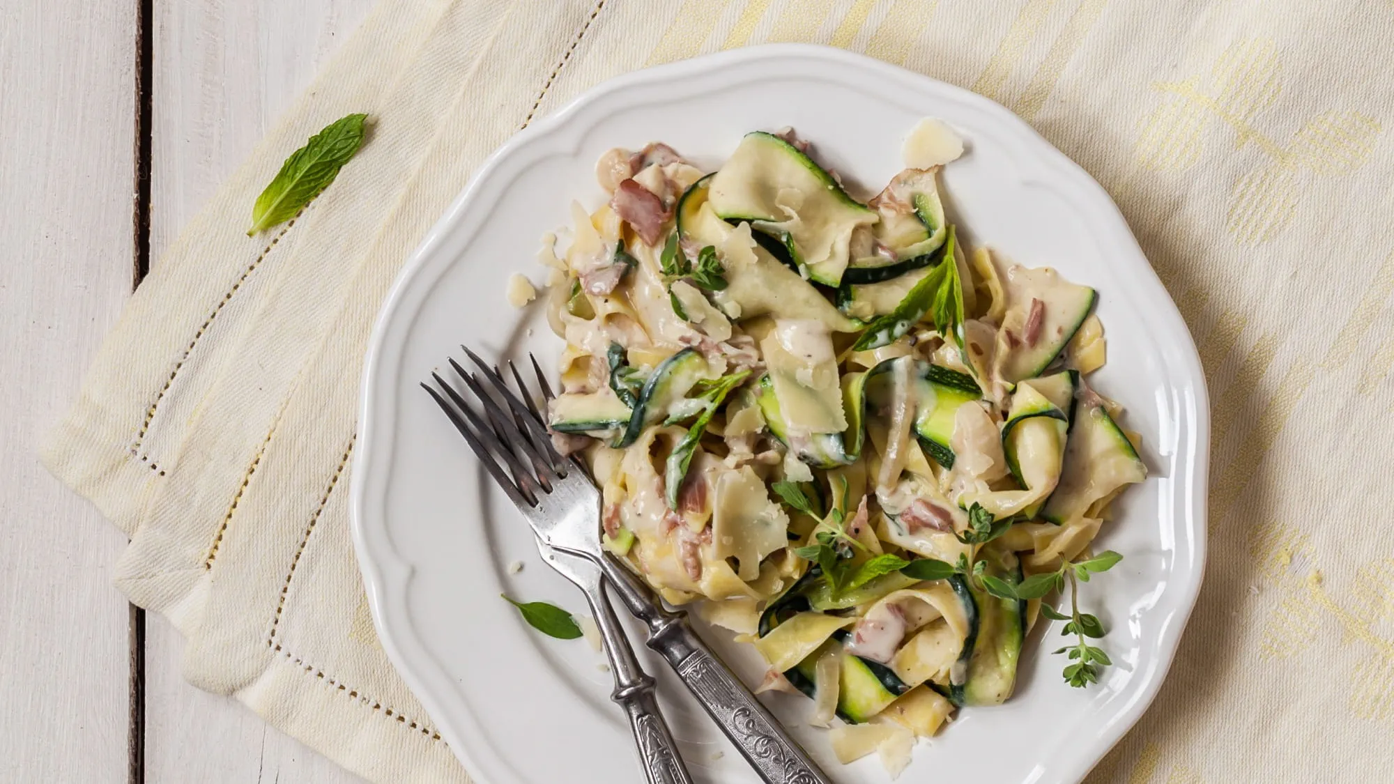 pikantne-tagliatelle-z-cukinia-i-kurczakiem-2000x1125