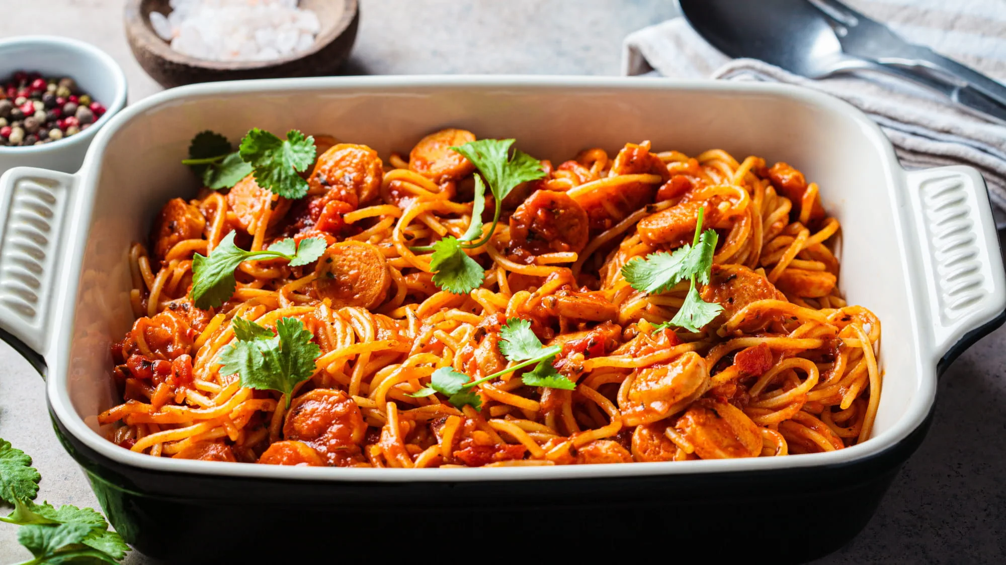 Spaghetti z pomidorami i kiełbasą