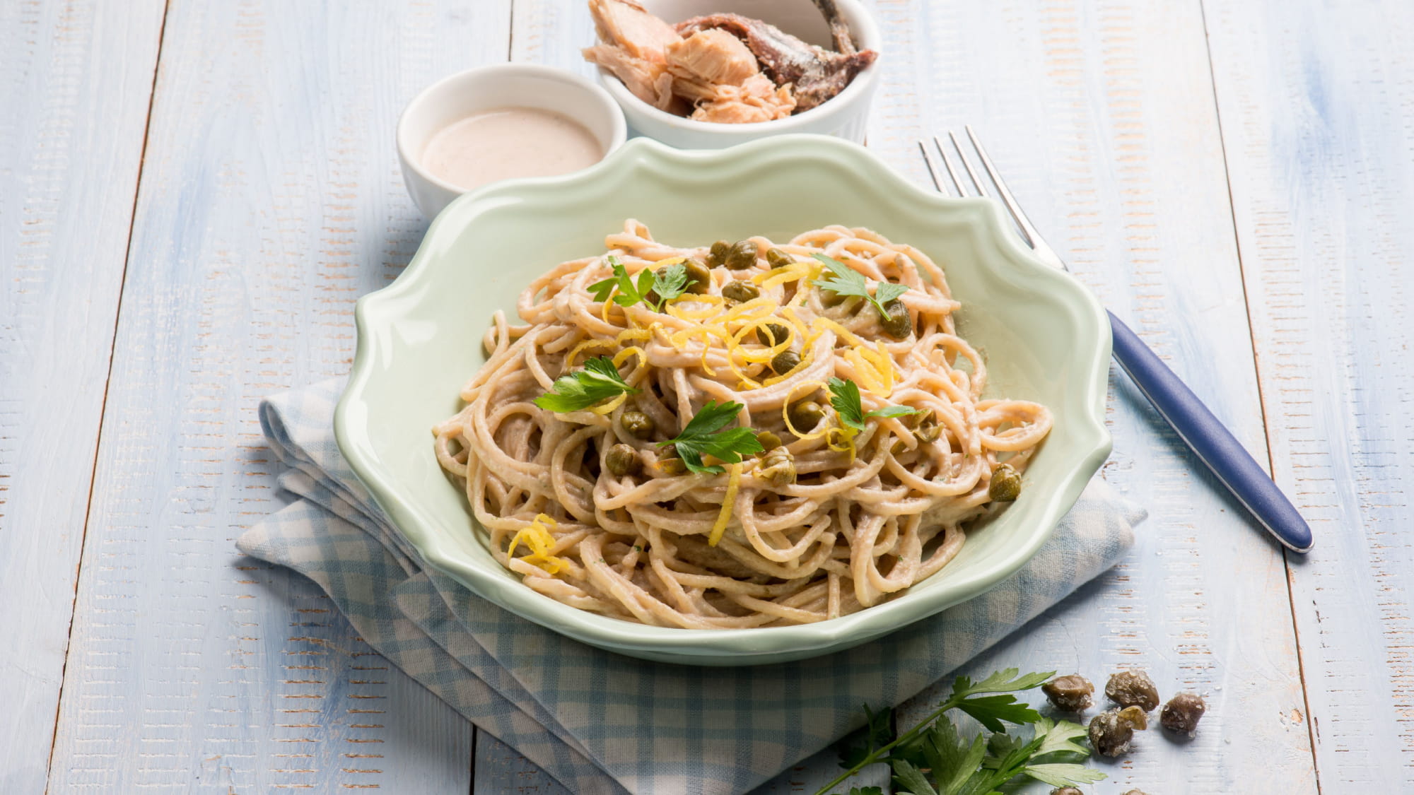 spaghetti-z-tunczykiem-i-anchois-2000x1125