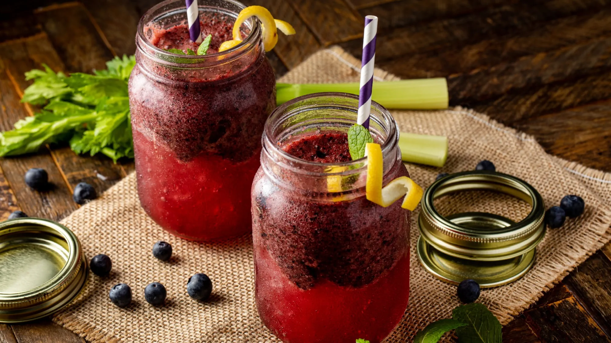 Bezalkoholowy koktajl z lemoniadą jagodowo-waniliową