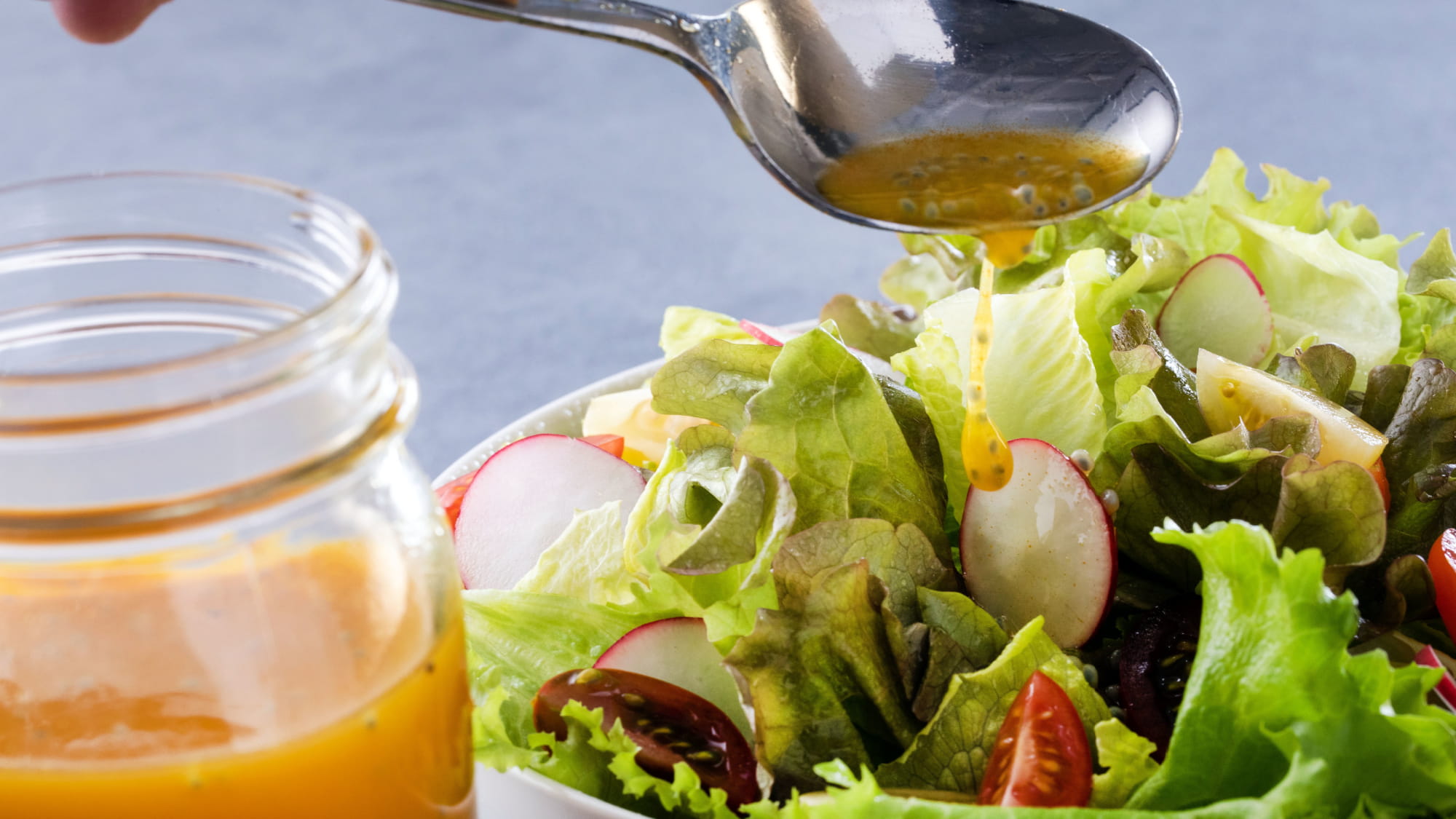 BEZOLEJOWY-DRESSING-Z-MANGO-I-NASION-BAZYLII