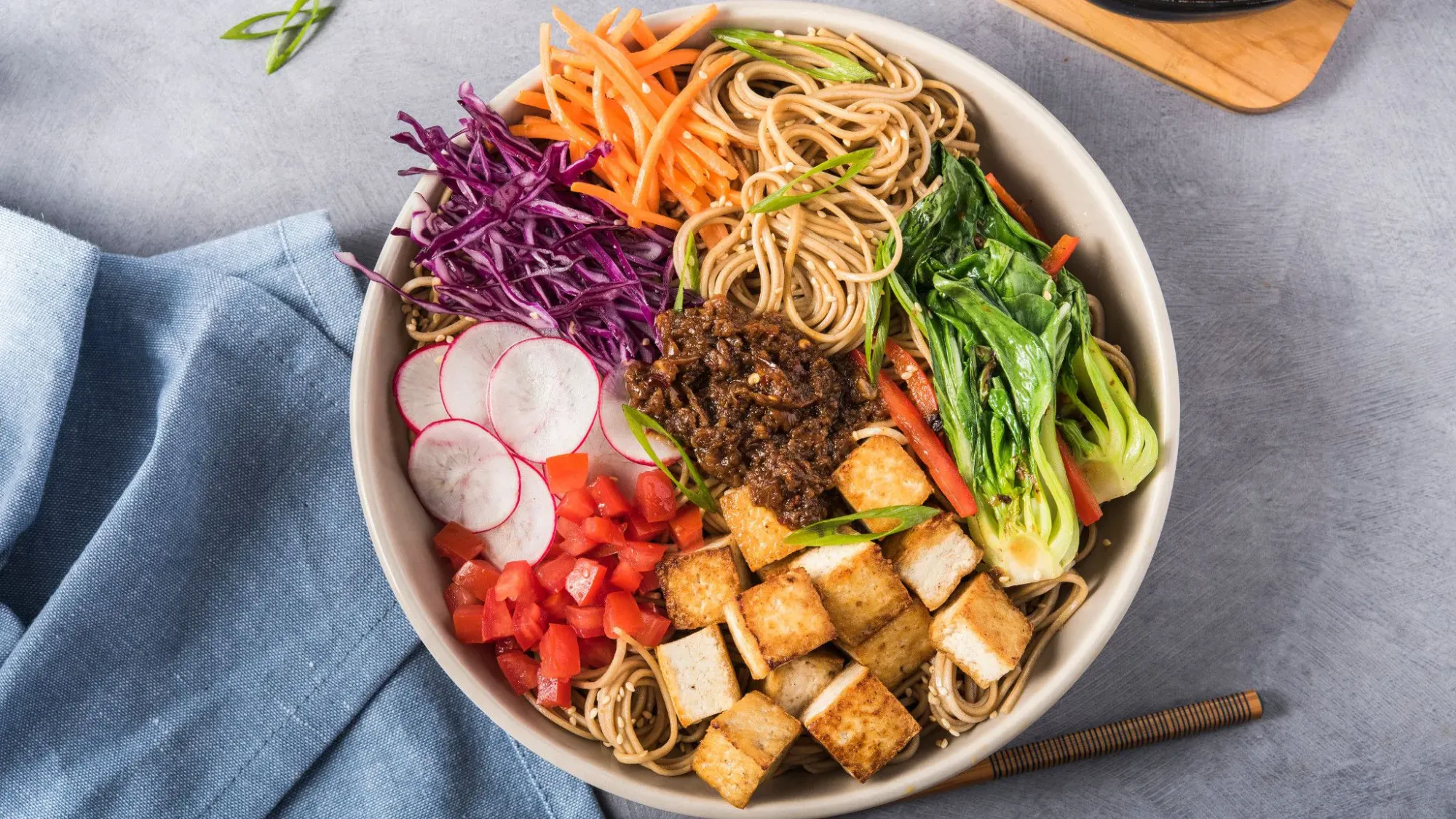 bowl-z-tofu-makaronem-i-wegetarianskim-sosem-xo