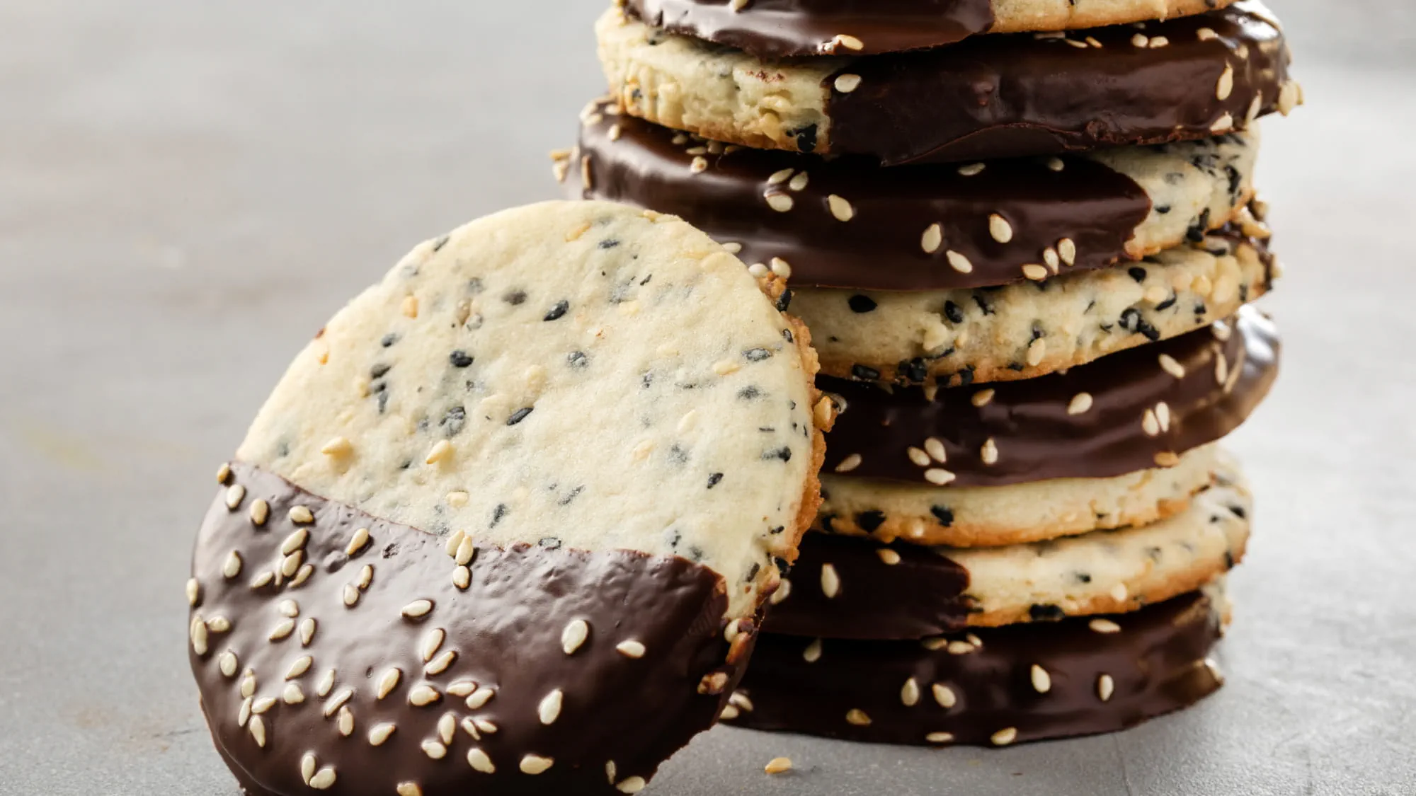 CIASTECZKA-SEZAMOWE-W-CZEKOLADZIE-2000x1125