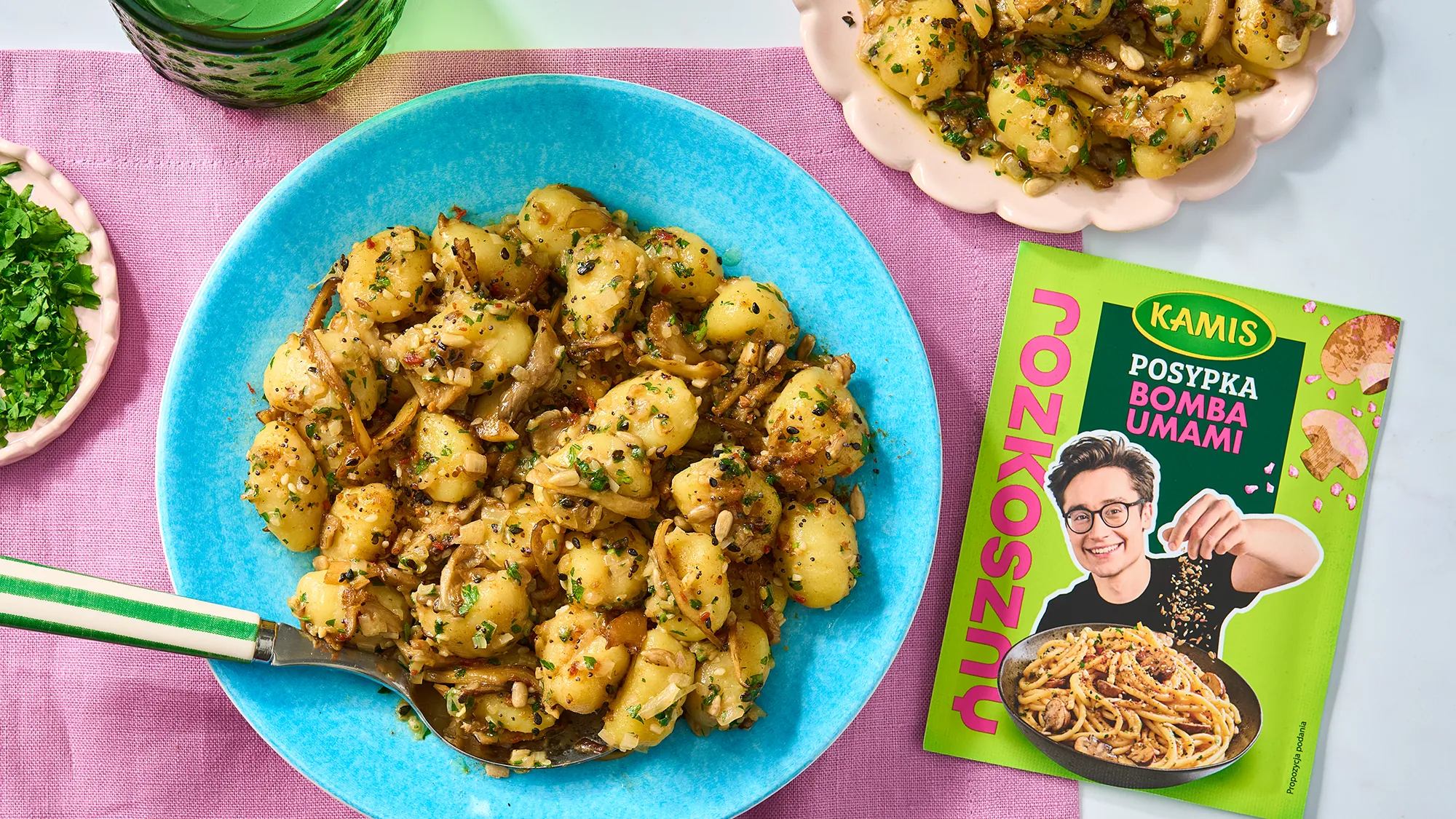 Gnocchi z przyprawą Kamis Bomba Umami na talerzu