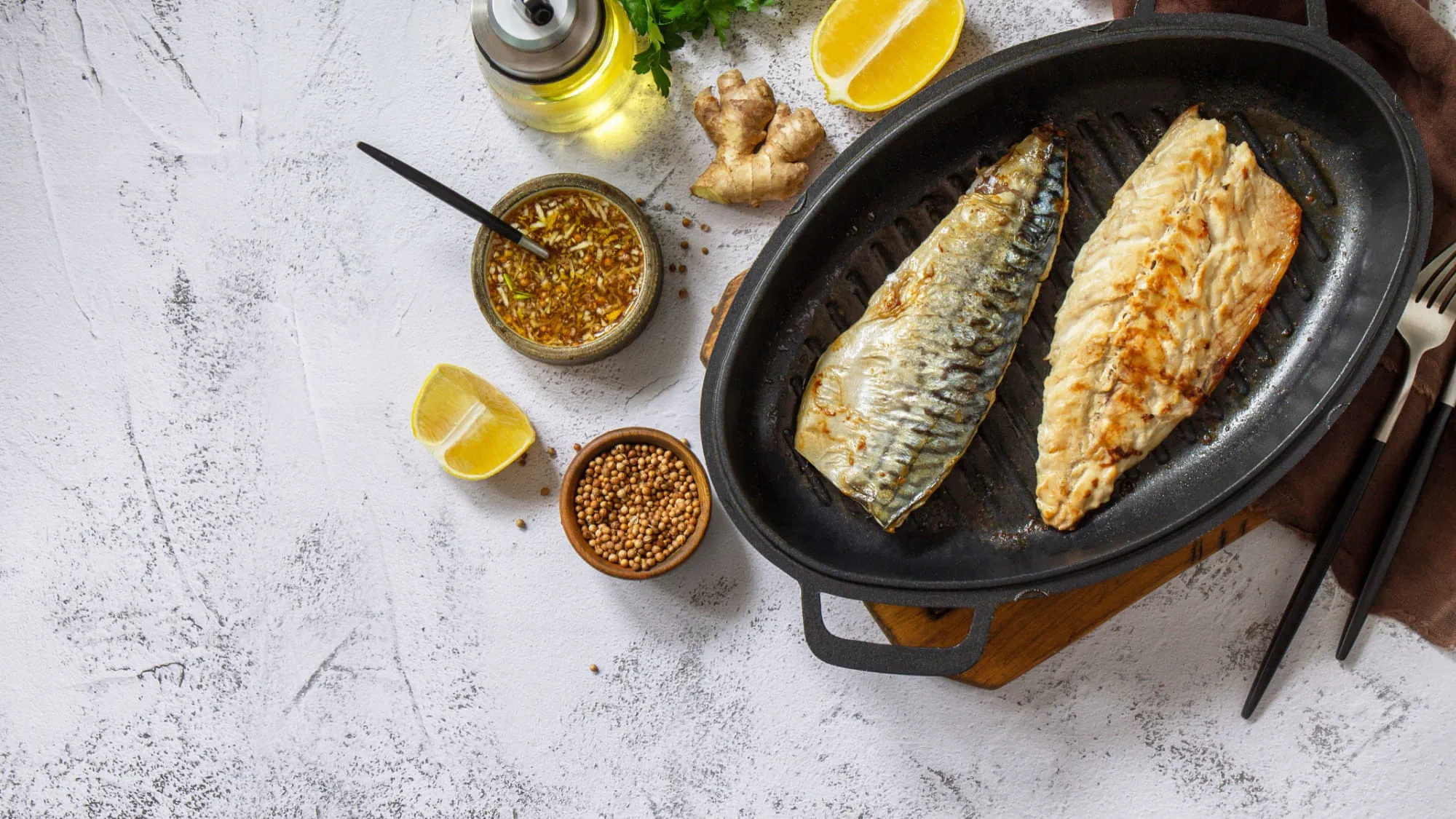 marynowana-makrela-z-warzywami-i-sosem-holenderskim