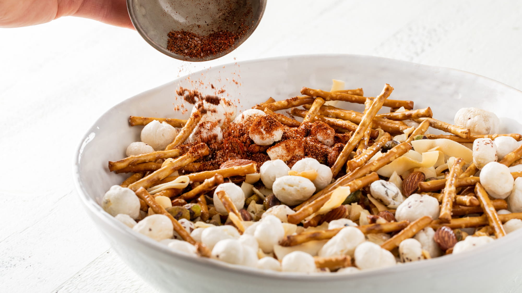 MIESZANKA-PRZEKASEK-Z-PRAZONYMI-NASIONAMI