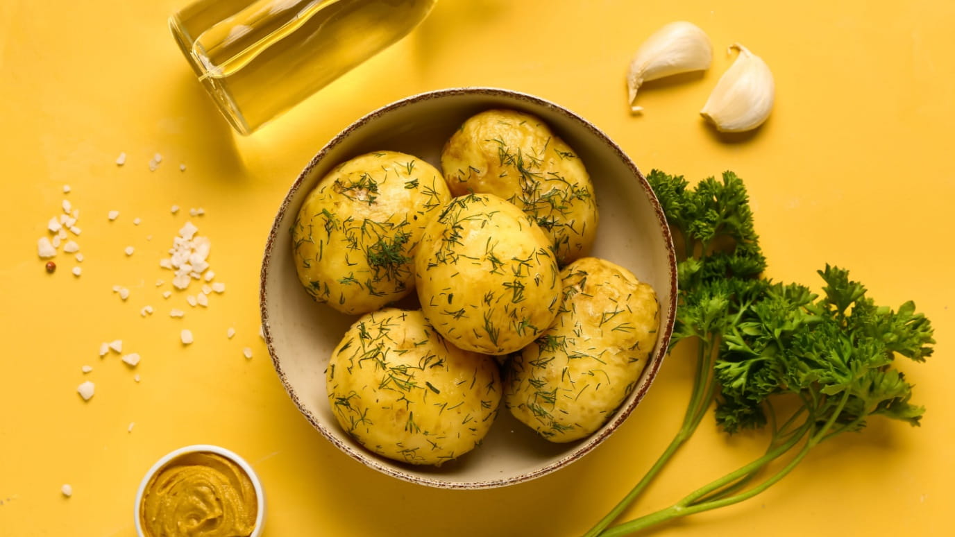 Młode ziemniaki w sosie musztardowym