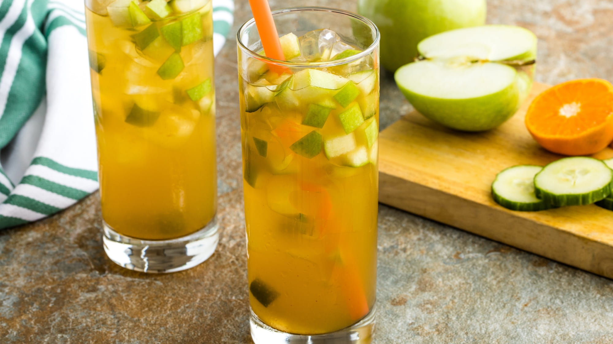 Mrożona zielona herbata z jabłkiem i ogórkiem