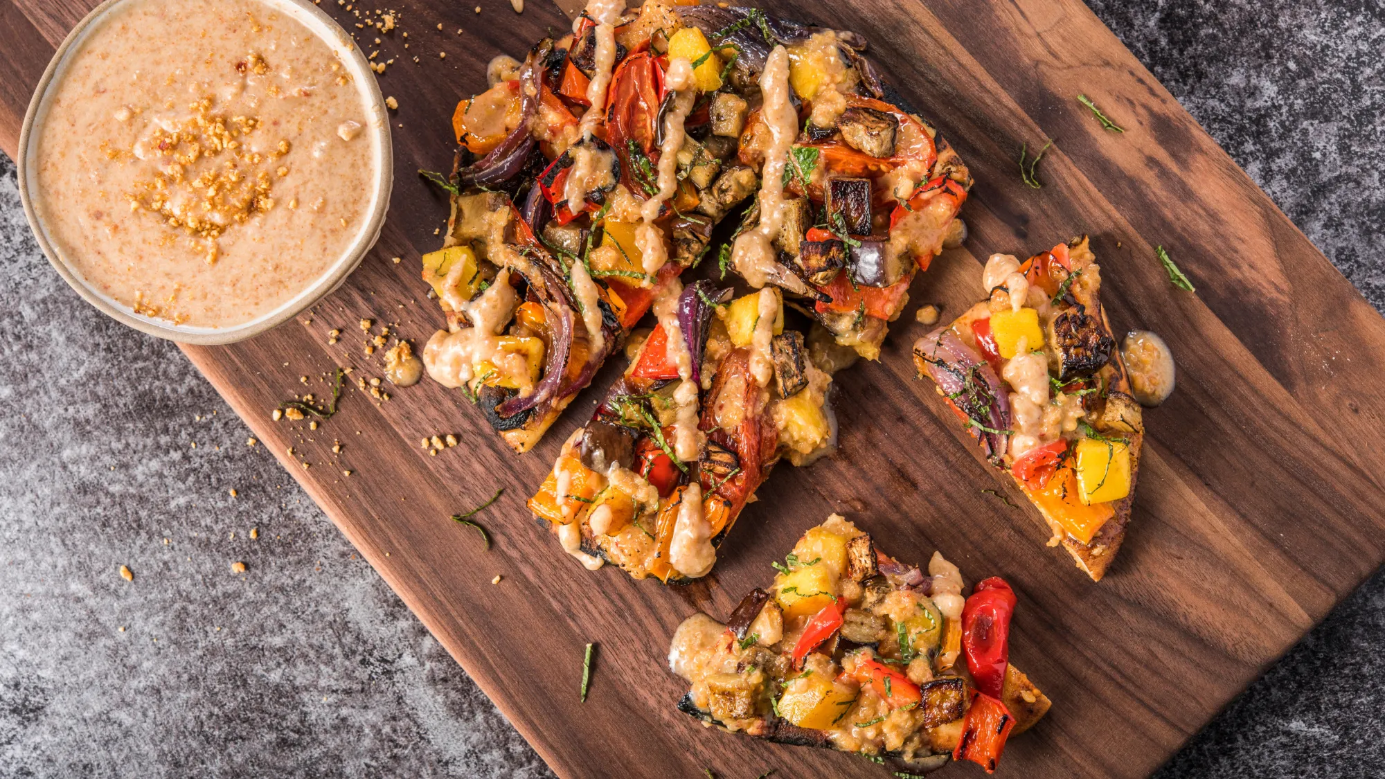 NAAN-Z-PIECZONYMI-WARZYWAMI-W-PRZYPRAWACH-SUYA-2000x1125