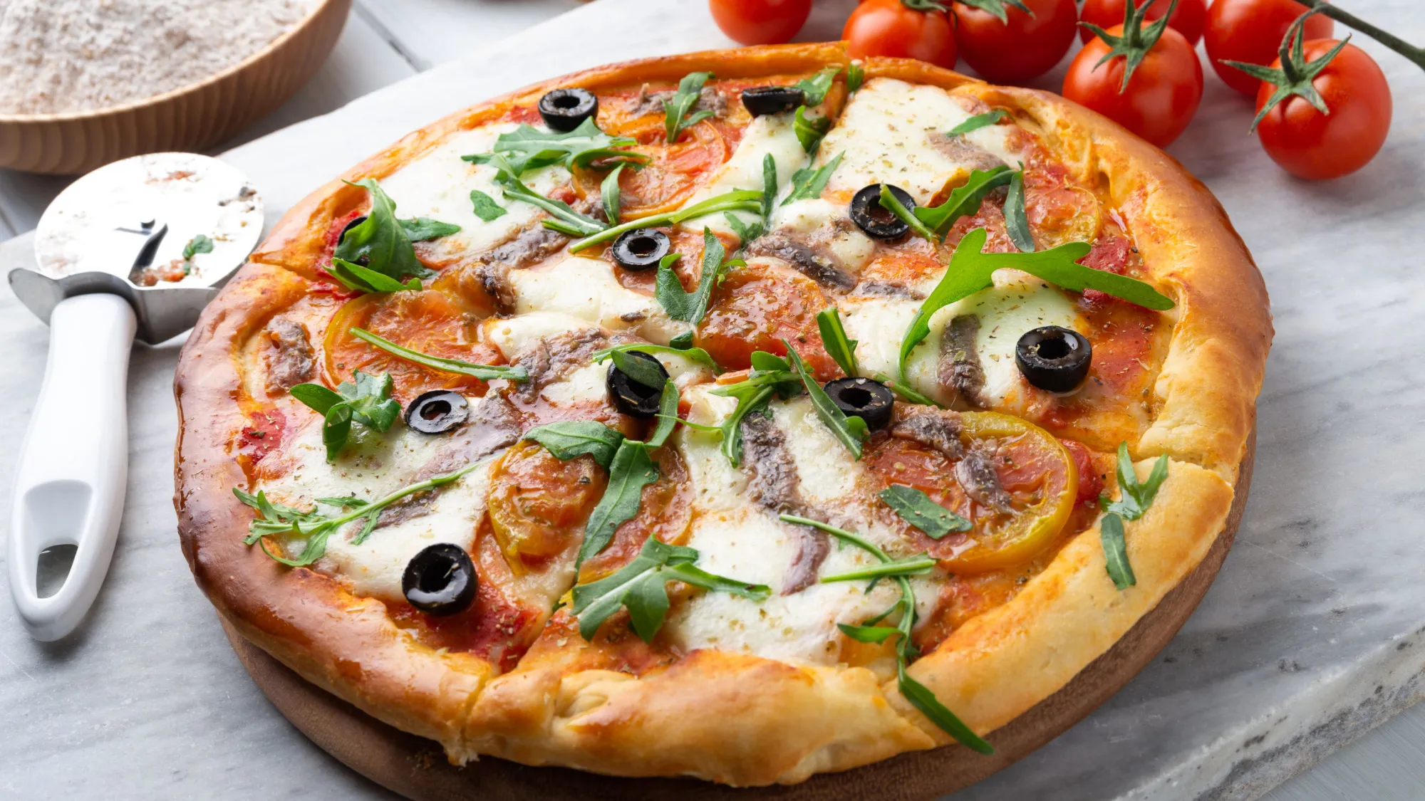 PIZZA-NEAPOLITANSKA-Z-POMIDORAMI-I-SARDELA