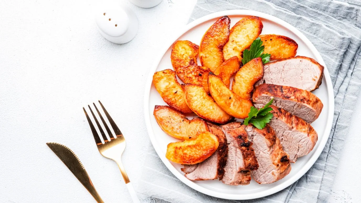 Polędwiczki wieprzowe ze śliwkami i jabłkami