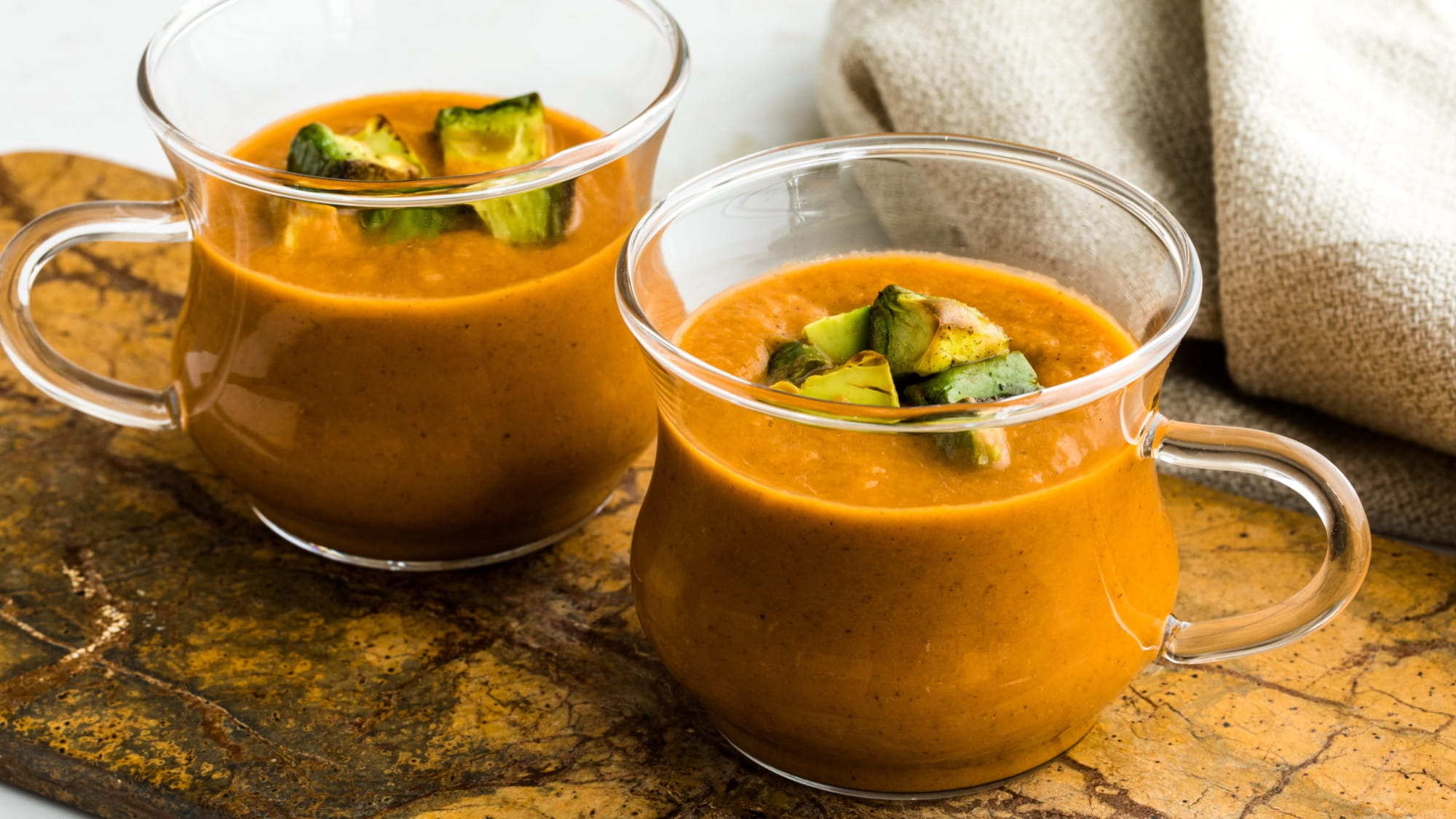 Zupa z pieczonych warzyw z opiekanym awokado